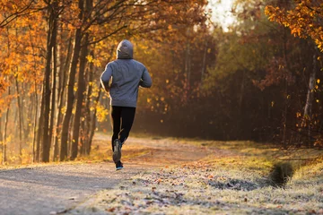 Foto auf Acrylglas Antireflex Mann, der während des sonnigen Herbstmorgens joggt © baranq