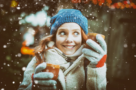 weihnachtsmarkt frau mit m&uuml;tze und tasse