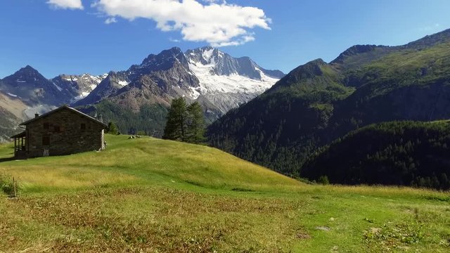 video 4K - alpeggio di alta montagna - Valmalenco - Italy