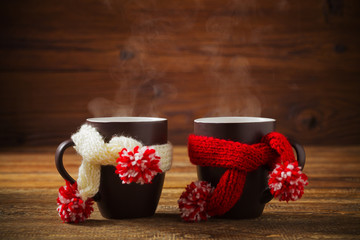 Tasse avec écharpe avec du thé chaud.