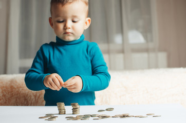 child coins hands slivaet in the stack