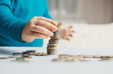 child coins hands slivaet in the stack