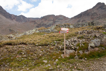 cartello su montagna che indica il sentiero