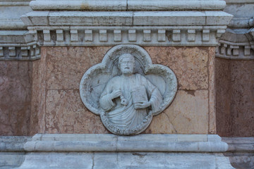 BOLOGNA, ITALIA - LUGLIO 22, 2017: Piazza Maggiore - dettaglio architettonico  della Basilica di San Petronio - Emilia Romagna