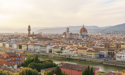 Obraz premium Florence city panorama with Arno river and Santa Maria del Fiore cathedral at sunset.