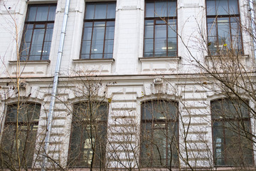 Obraz premium beautiful old building and autumn tree