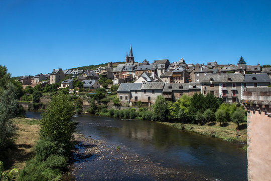 Village de Saint C&ocirc;me d' Olt en Aveyron au bord de la rivi&egrave;re Lot en France