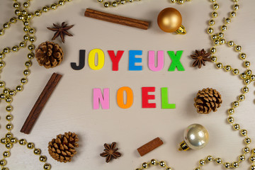 Joyeux Noël et pomme de pin, cannelle, anis étoilé et guirlande de perles