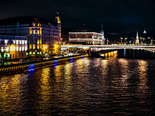 Fototapeta premium night time city moscow kremlin traffic bridge over the river