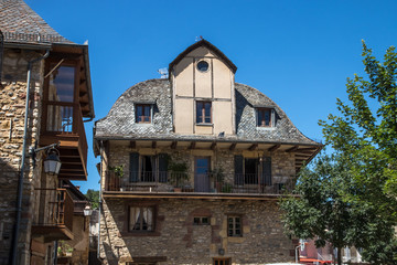 Village de Saint Côme d' Olt en Aveyron au bord de la rivière Lot en France
