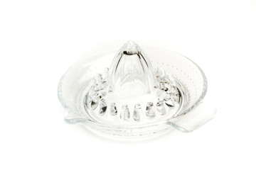 Exprimidor de cristal sobre fondo blanco asilado. Vista de frente