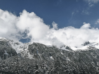 Fototapeta na wymiar The scenery of the snowy mountains