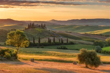 Foto op Plexiglas Prachtig lentelandschap bij zonsopgang. Prachtig uitzicht op typisch Toscaanse boerderij, groene golfheuvels, cipressenbomen, hooibalen, olijfbomen, prachtige gouden velden en weiden. Italië, Europa © djevelekova