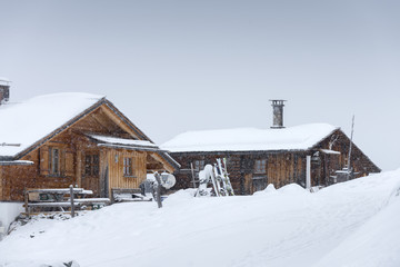 Österreich, Montafon, Garfrescha Almdorf auf 1550 m Höhe, urige Skihütte im Almdorf.