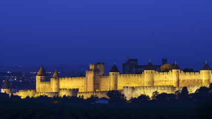 Vista de las murallas de la ciudad de Carcassonne poco antes del amanecer. Languedoc. Francia