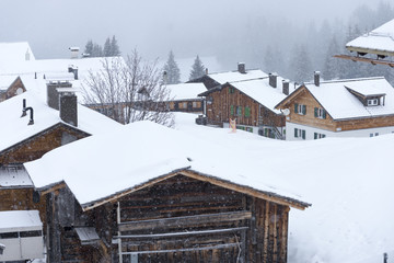 Österreich, Montafon, Garfrescha Almdorf auf 1550 m Höhe, oberhalb von St. Gallenkirch. Urige Skihütten im Almdorf.