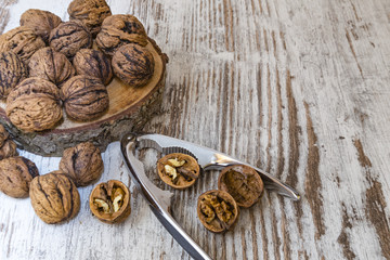 Noci,frutta secca su tavolo