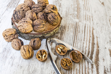 Noci,frutta secca su tavolo