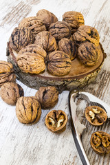 Noci,frutta secca su tavolo