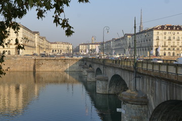 Fototapeta premium Torino - ponte Vittorio Emanuele con Piazza Vittorio Veneto sullo sfondo