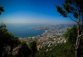 Naklejka premium Widok z lotu ptaka na miasto i zatokę Jounieh, Liban