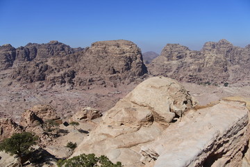 Blick vom Jabal Attuf nach Nordwesten auf Petra in Jordanien