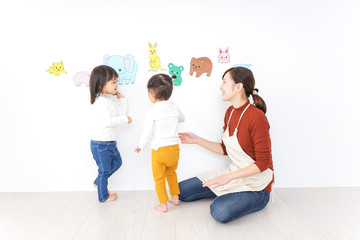 幼稚園で遊ぶ子ども