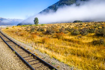 Papier Peint photo Nouvelle-Zélande Chemin de fer dans le paysage des champs de montagne, Nouvelle-Zélande