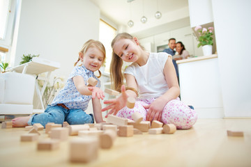 Kinder werfen Bausteine um beim Spielen