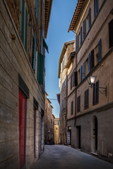 Fototapeta na wymiar Narrow street in siena itali, toscana