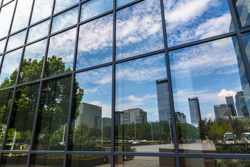 Obraz na płótnie Canvas Reflection of architecture on modern office building