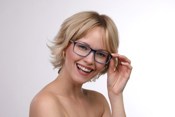 Hübsche blonde Frau mit Brille lacht
