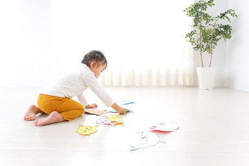 室内で遊ぶ二人の子供