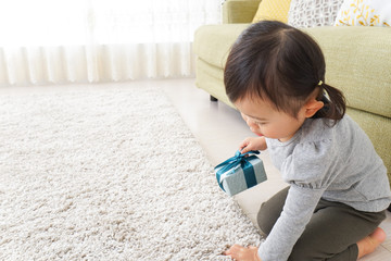 プレゼントを持つ子供