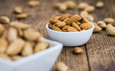 Almonds with shell (roasted and salted)