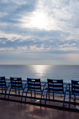 Fototapeta na wymiar Les chaises bleu de la Promenade des Anglais