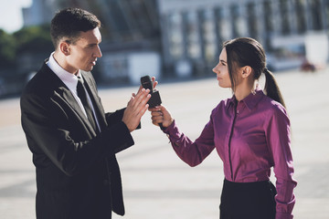 The man refuses to give an interview to a journalist girl