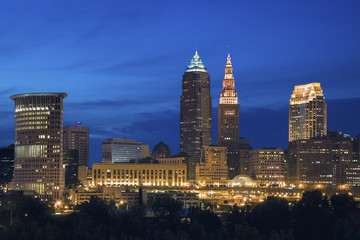 Fototapeta na wymiar Cleveland skyline at evening