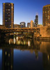 Obraz premium Skyscrapers along Chicago River