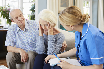 Obraz premium Community Nurse Visits Senior Woman Suffering With Depression