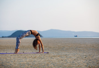 Fototapeta na wymiar Beautiful girl practicing yoga