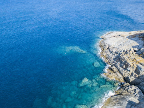 Vista aerea di scogli sul mare. Panoramica del fondo marino visto dall’alto, acqua trasparente © Naeblys
