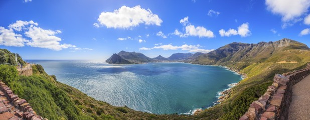 Panoramaaufnahme von der Küstenstraße vom Kap der guten Hoffnung in Richtung Kapstadt bei blauem...