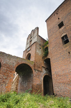 Ruiny gotyckiego zamku w Szymbarku koło Iławy, Polska