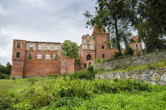 Ruiny gotyckiego zamku w Szymbarku koło Iławy, Polska