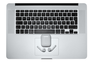 Port&aacute;til y cascos inal&aacute;mbricos