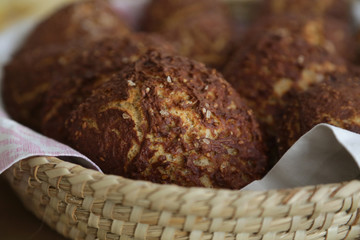 selbstgemachte laugen brötchen für ein leckeres frühstück
