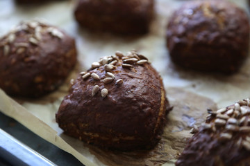 selbstgemachte körner brötchen für ein leckeres frühstück