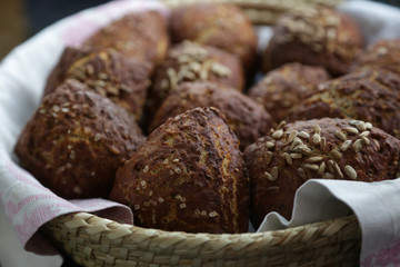 selbstgemachte laugen brötchen für ein leckeres frühstück