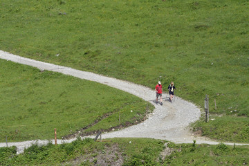 wanderer im kleinwalsertal